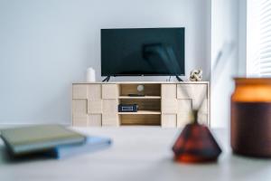 TV a/nebo společenská místnost v ubytování Stylish 3-Bedroom House - BRAND NEW