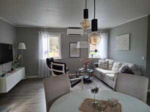 a living room with a couch and a table at Kattugglans gästhus i utkanten av Ljungby in Ljungby