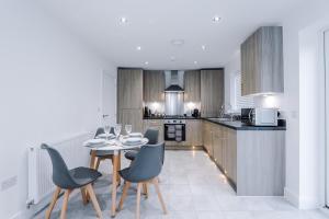 Kuchyň nebo kuchyňský kout v ubytování Stylish 3-Bedroom House - BRAND NEW
