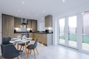 Kuchyň nebo kuchyňský kout v ubytování Stylish 3-Bedroom House - BRAND NEW