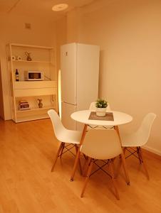 Una cocina o cocineta en Double Private Rooms Center City Aragon Street 22 fotos más