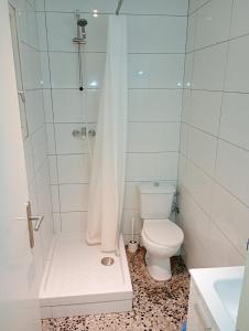 Un baño de Double Private Rooms Center City Aragon Street