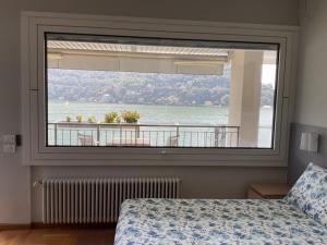 Postel nebo postele na pokoji v ubytování Lakeviewcabin - King Room With Balcony