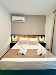 Un dormitorio con una cama grande con dos toallas encima. en Diamond A2, en Nea Iraklitsa 8 fotos más