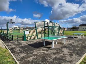 Instalaciones para jugar ping pong en Le gîte de Midi for 6 pers - Quiet garden o alrededores