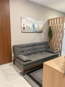 a couch in a living room with a picture on the wall at FL04 - Decoração Moderna a 500m da Expo Center Norte in Sao Paulo