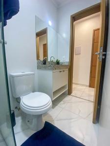 a bathroom with a white toilet and a sink at FL04 - Decoração Moderna a 500m da Expo Center Norte in Sao Paulo