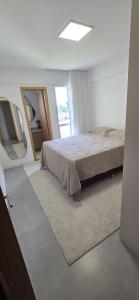Katil atau katil-katil dalam bilik di Apartamento Decorado 3/4 em condomínio frente Mar +20 gambar