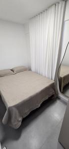 Katil atau katil-katil dalam bilik di Apartamento Decorado 3/4 em condomínio frente Mar