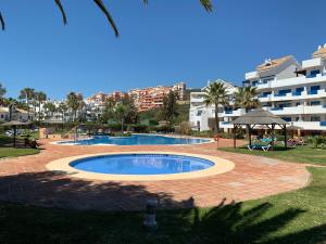 Bazén v ubytovaní Sea view apartment with great terrace and 4 pools - Duquesa Suites 308 alebo v jeho blízkosti