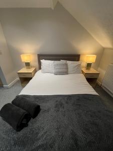 sypialnia z dużym białym łóżkiem i dwiema lampami w obiekcie Luxury Seaside Town House w mieście Bangor