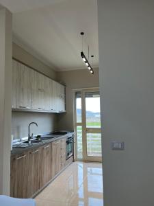 Kuchyň nebo kuchyňský kout v ubytování Tea Residence, Gjiri i Lalzit DeLux Villa