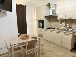 a kitchen with a table and chairs and a sink at Dea Bendata A frodite in Palestrina