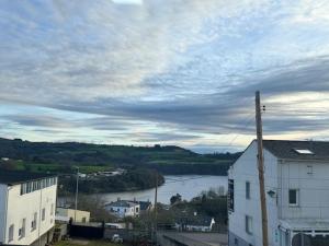 - Vistas al río y a una ciudad con un edificio en Pensión Portus Marini, en Portomarín