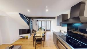 Una cocina o cocineta en Le Saint Martin - Appartement moderne - Duplex - Centre ville - Gare