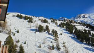 En generel udsigt til bjerge eller udsigt til bjerge taget fra lejligheden