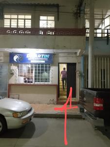 a car parked in front of a building with a red arrow at Habitación exclusiva para hombres LGBT in Mazatlán