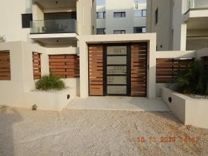 una casa con una porta in legno di fronte a un edificio di Wohlfühloase 2 Casa Elena und Gerd a Città di Rodi