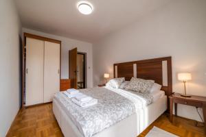 Кровать или кровати в номере Lopar 516