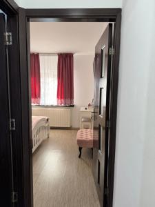 クラヨーヴァにあるApartament Brazdăのベビーベッド付きの部屋、窓付きのベッドルーム1室が備わります。