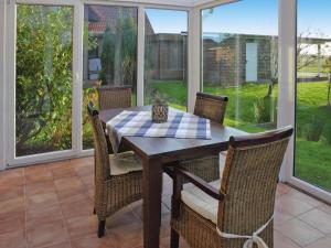 ein Esszimmer mit Tisch und Stühlen in der Unterkunft Holiday Home in Butjadingen near Wadden Sea in Burhave