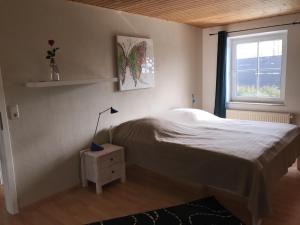 ein Schlafzimmer mit einem Bett und einem Fenster in der Unterkunft Holiday Home in Butjadingen near Wadden Sea in Burhave