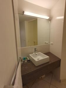 Bilik mandi di Carlton Suites