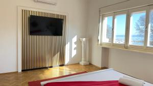 スプリトにあるBeach Villa at Split top locationの白い部屋(テレビ、窓付) +33枚の写真