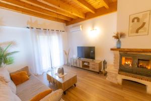Televízia a/alebo spoločenská miestnosť v ubytovaní Duplex El Refugio de La Bolera