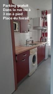 a kitchen with a washer and a washing machine at Appartement 30 m2 - 2 pers - Plein sud - 1er étage droite - Wifi Fibre gratuite - Sans ascenseur - Non fumeur - Pas d'accueil d'animaux - in Tarbes