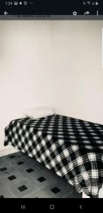 1 cama con manta a cuadros en blanco y negro en Casa los abuelos, en San Luis Potosí 3 fotos más