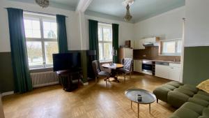 ein Wohnzimmer mit Sofa und Tisch in der Unterkunft Schloss Badow in Badow