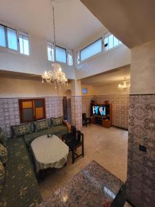 Μια τηλεόραση ή/και κέντρο ψυχαγωγίας στο Appartement avec cours au centre ville