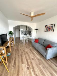TV a/nebo společenská místnost v ubytování Studio Roses vue mer