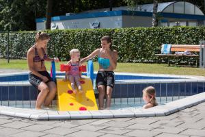 um grupo de mulheres jogando em uma piscina em Recreatiepark Kaps em Tubbergen