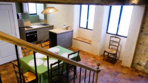 Kuchyň nebo kuchyňský kout v ubytování Sancerre centre, Appartement duplex et ou Chambre indépendante, modulable