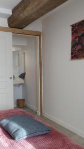 Postel nebo postele na pokoji v ubytování Sancerre centre, Appartement duplex et ou Chambre indépendante, modulable