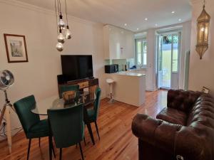 un soggiorno con un tavolo e un divano di Pateo Boaventura in Bairro Alto a Lisbona