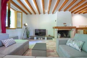 a living room with a couch and a fireplace at SPA et SAUNA privatifs in Chémery