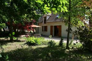 a house with a picnic table in the yard at SPA et SAUNA privatifs in Chémery