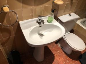 Ένα μπάνιο στο Habitación Doble con baño privado,Gandía en piso compartido con los Anfitriónes
