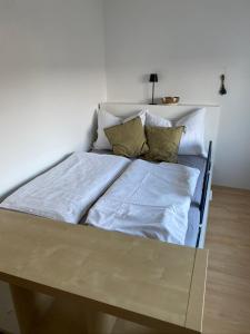 Postel nebo postele na pokoji v ubytování LandNest Ferienwohnung