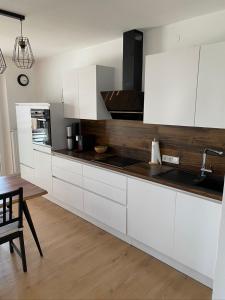Kuchyň nebo kuchyňský kout v ubytování LandNest Ferienwohnung
