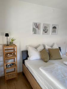 Postel nebo postele na pokoji v ubytování LandNest Ferienwohnung