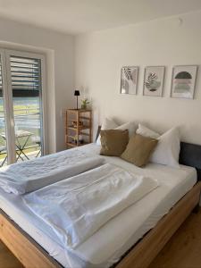 Postel nebo postele na pokoji v ubytování LandNest Ferienwohnung