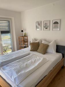 Postel nebo postele na pokoji v ubytování LandNest Ferienwohnung