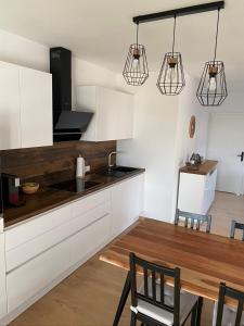 Kuchyň nebo kuchyňský kout v ubytování LandNest Ferienwohnung