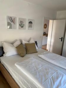 Postel nebo postele na pokoji v ubytování LandNest Ferienwohnung