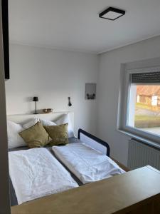 Postel nebo postele na pokoji v ubytování LandNest Ferienwohnung