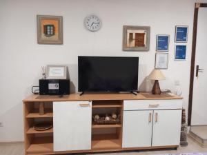 サラエボにあるAPARTMAN AZRAの白いキャビネット上のテレビ